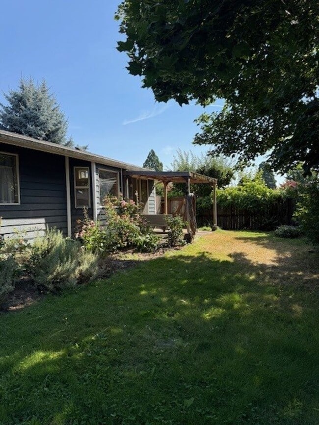 Building Photo - 3 Bedroom House Within Walking Distance to...