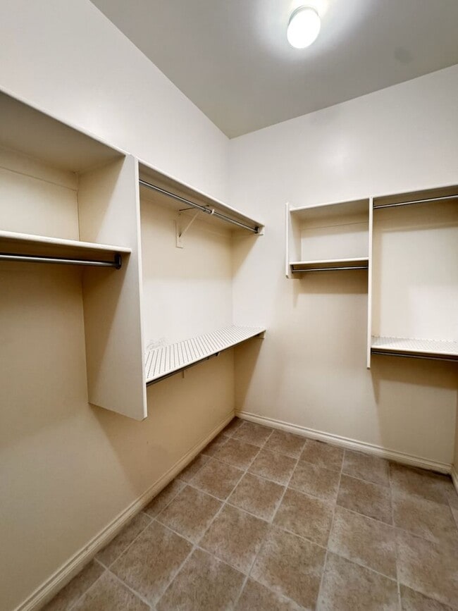 Building Photo - 4 Bedroom + den energy efficient Hamilton High