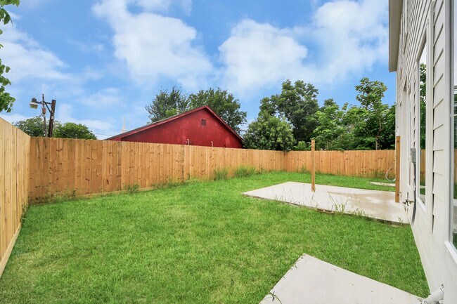 Building Photo - 8206 Colonial Ln