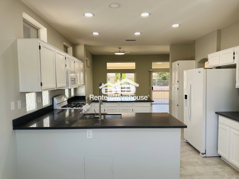 Building Photo - 14107 W Wagon Wheel Dr