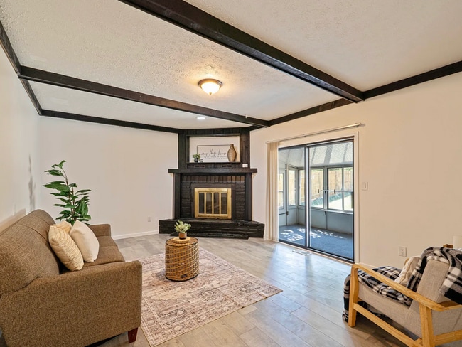 Building Photo - 2117 Drumlin Dr