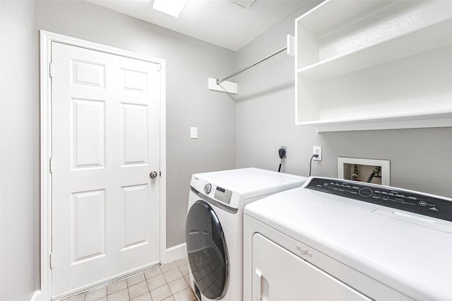 Building Photo - 7015 Yardley Dr