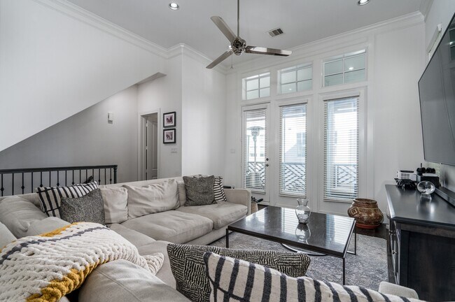 Building Photo - 2312 Hutchins St