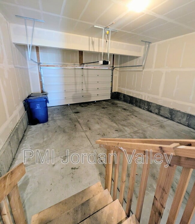 Building Photo - 2123 Wallflower Dr