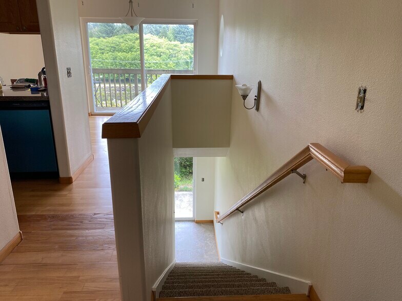 Stairwell, new carpet on stairs (now furnished) - 425 SE Shell Ave
