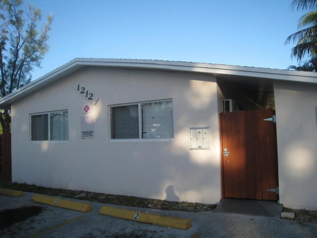 Building Photo - 1212 NE 5th Ave