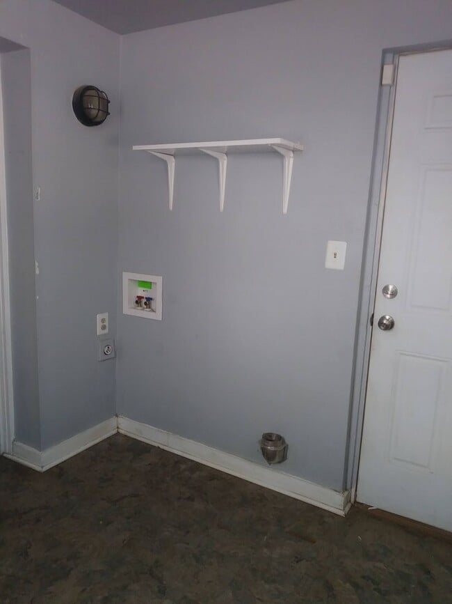 Building Photo - 2 bedrooms, 1 bath, fenced yard near CNM, UNM