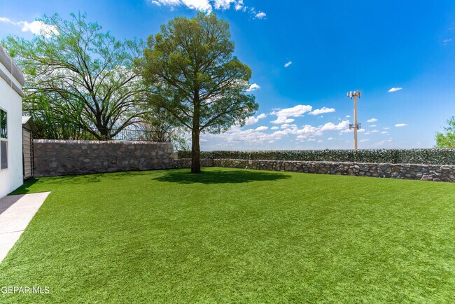 Building Photo - 7033 San Marino Dr