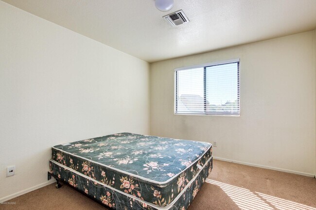 Building Photo - 1251 E Weimer Cir