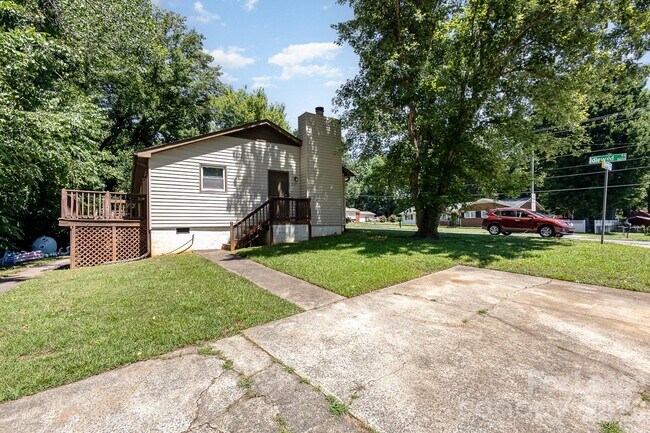 Building Photo - 3131 Vestal Pl