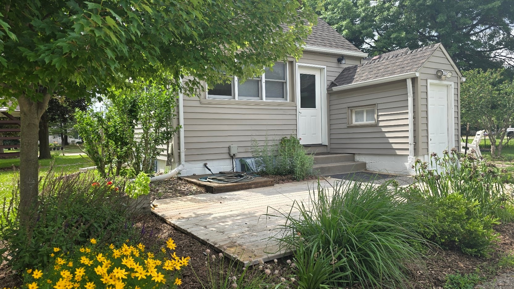 Deck and rear entry - 3400 Tower Ln