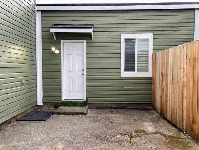 Building Photo - 538 SE Floed Ave