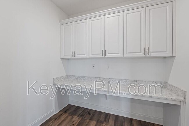 Building Photo - 585 Hampton Dr