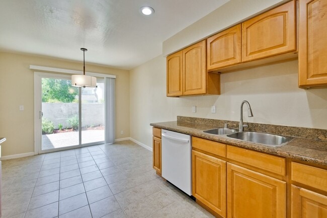 Building Photo - Reduced-Beautiful 3 bedroom 2 bath Single Family Home $4395