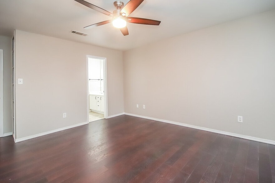 Building Photo - 10824 Deauville Cir N