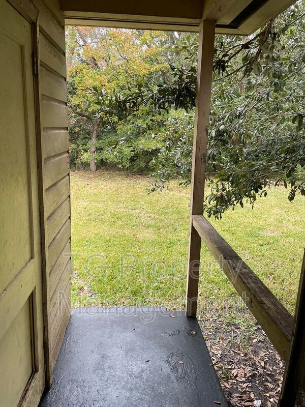 Building Photo - 5205 Hollycrest Dr