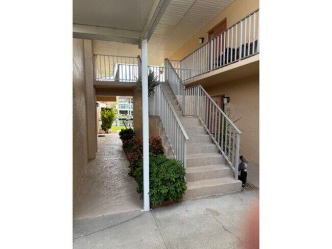 Building Photo - Waterfront 2 Bed 2 Bath, Private Dock, Pea...