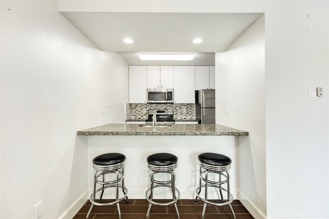 Building Photo - 7098 N Holiday Dr