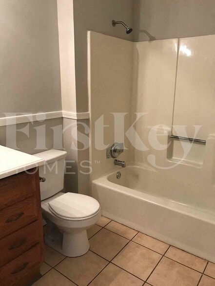 Building Photo - 1006 Hicksmil Ct SW