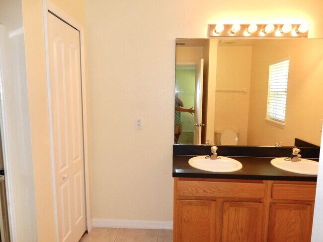 Building Photo - Nice 4/2.5 Two Story Home in Bakers Crossing