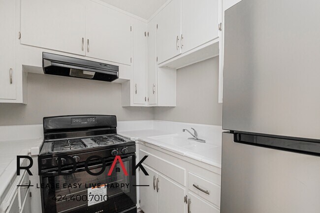 Building Photo - 15405 Vanowen St