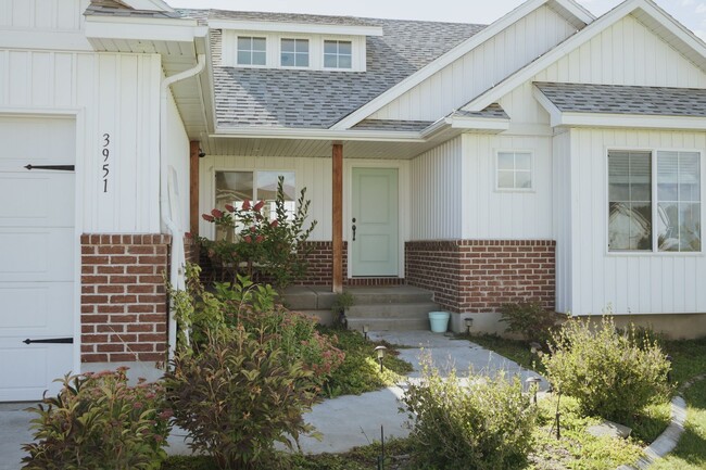 Building Photo - 3951 Woodland Dr