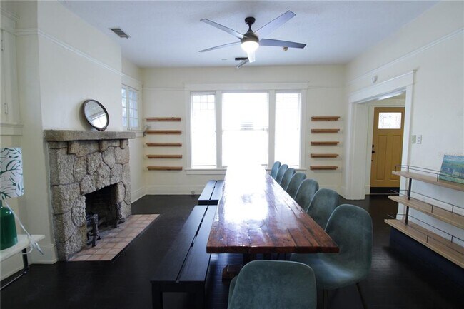 Building Photo - 834 E University Ave