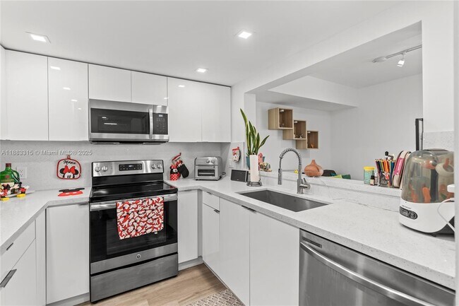 Primary Photo - 2055 SW 122nd Ave