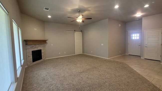 Building Photo - Very Beautiful 4 Bedroom Home in Mustang Schools