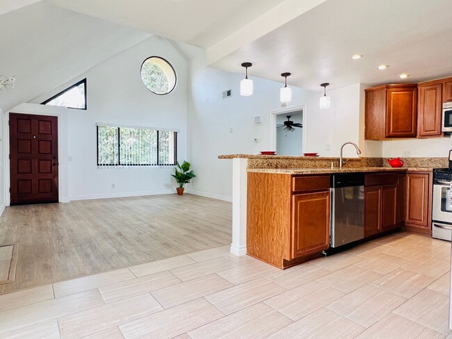 Building Photo - Beautifully Vista Upgraded Upstairs Corner Condo