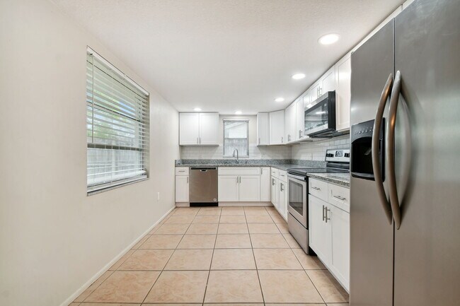 Building Photo - 4818 Dogwood St
