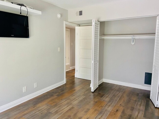 Building Photo - Gorgeous Venice Townhouse w/Upgrades Galore close to Beach+Canals w/Laundry+Garage+Pool