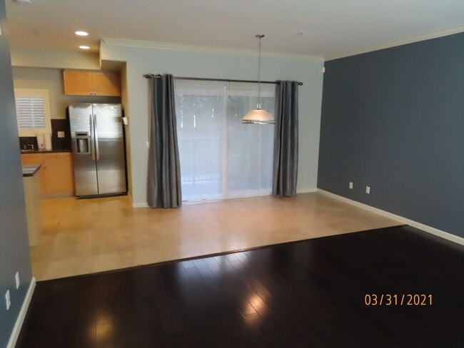 Building Photo - Two Bedroom 2.5 bath Townhome in South Par...