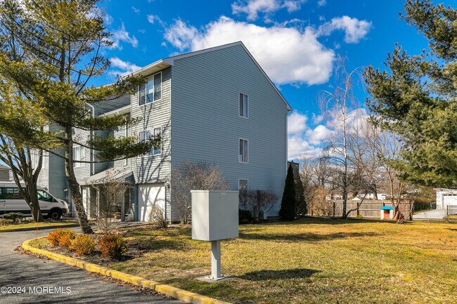 Building Photo - 190 Spruce St