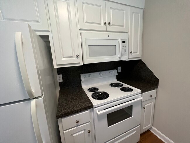 Building Photo - 2507 Saint Christopher Cir SW