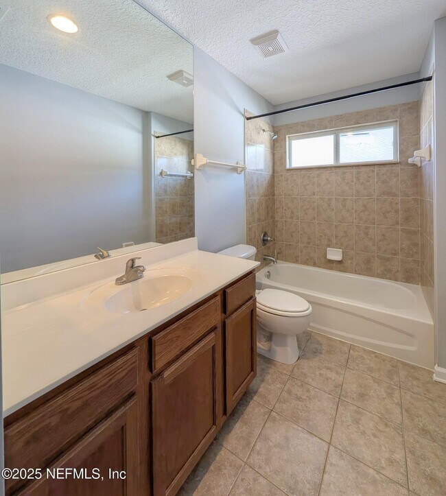 Building Photo - 129 Castlegate Ln