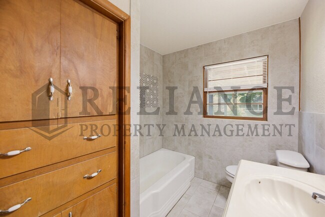 Building Photo - 841 N Country Acres Ave