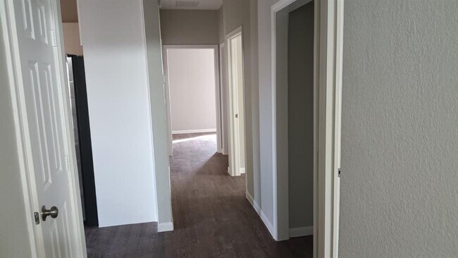 Building Photo - 611 Carpenter Ave