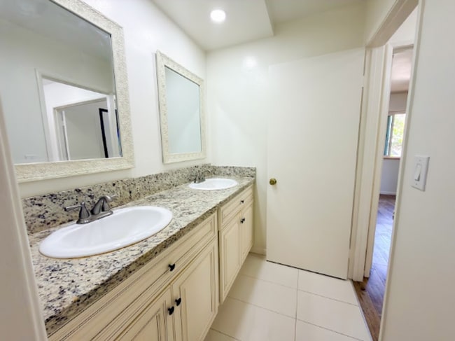 Building Photo - 15224 Shadybend Dr