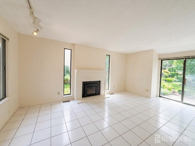 Building Photo - 83 Sayre Dr
