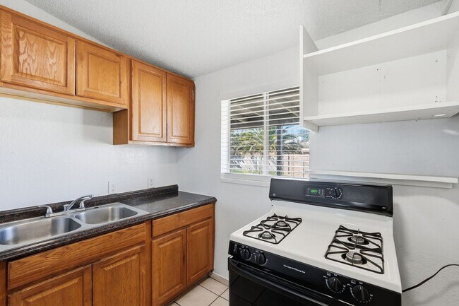 Building Photo - Beautifully Remodeled Home in a Central Tucson Location!
