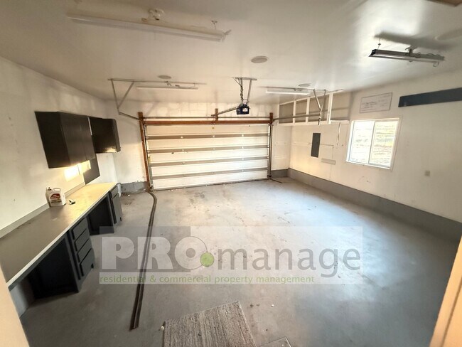 Building Photo - Spacious 4 Bedroom, 2 Bath – Country Livin...