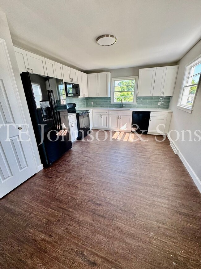 Building Photo - Charming 3-Bed Home Near Downtown Winston-...