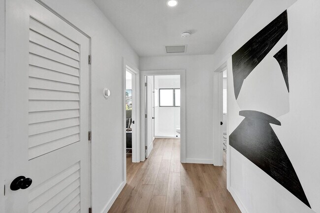 Building Photo - 5501 NE 18th Terrace