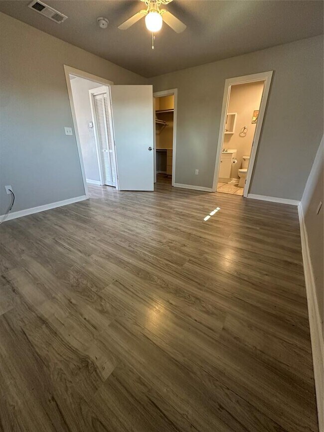 Building Photo - 901 Parmer Ave