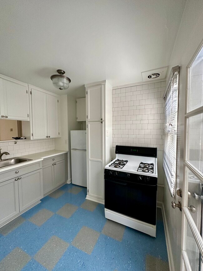 Gas Range - 2357 Griffith Park Blvd