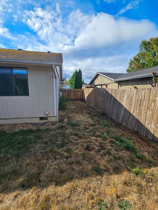 Building Photo - 1097 Summer Breeze Dr N