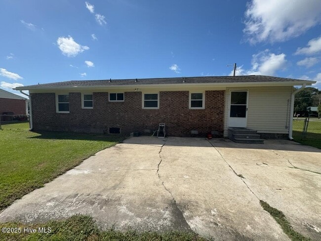Building Photo - 9 Collins Dr