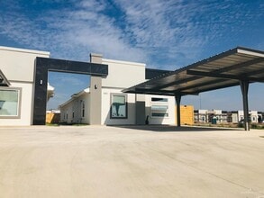 Building Photo - 11 West Dr