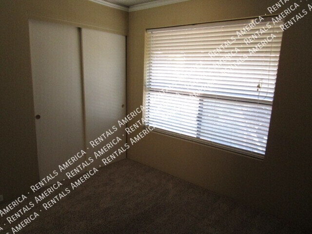 Building Photo - 711 E North Ln